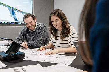Foto zwei Mitarbeiter überprüfen Rohrleitungen