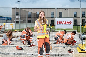 Foto Lehrling mit STRABAG-Bauhelm