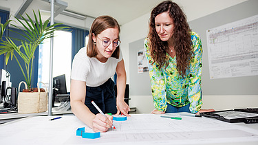 Mitarbeiterin prüft Zeichnung