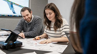 Foto zwei Mitarbeiter überprüfen Rohrleitungen