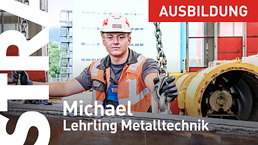 Foto Pflasterer auf Parkplatz, im Hintergrund verlegen Kolleginnen und Kollegen Steine