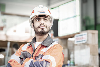 STRABAG Mitarbeiter in Arbeitskleidung schaut in die ferne.