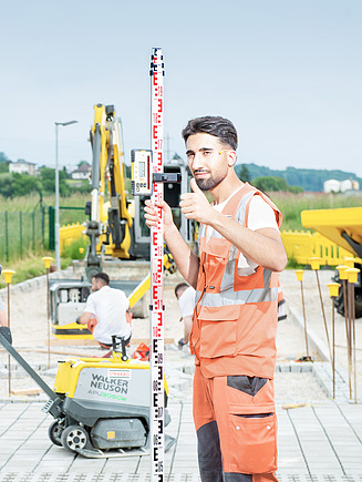 Zwei Lehrlinge prüfen mit Messgerät