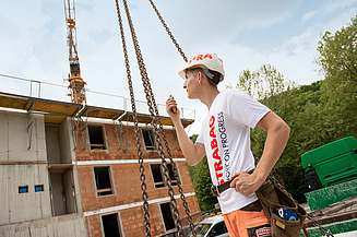 Foto Zwei Hochbauer stehen auf einer Baustelle