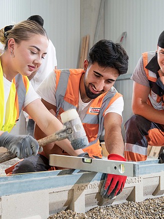 Foto von drei Lehrlingen bei der Arbeit