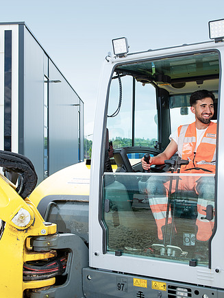 Foto Gruppe von Lehrlinge bewegt sich auf uns zu