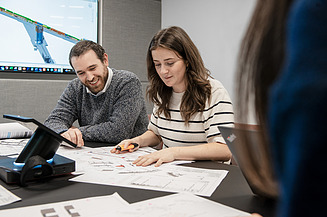Foto Bauarbeiter kontrolliert eine Metallleiste mit Wasserwaage