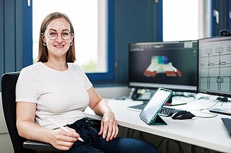 Foto drei Mitarbeitende besprechen einen Bauplan