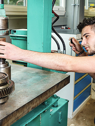 Ein Mitarbeiter beim Einrichten einer Maschine