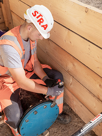 2 STRABAG Mitarbeiter beim vermessen der Baustelle.