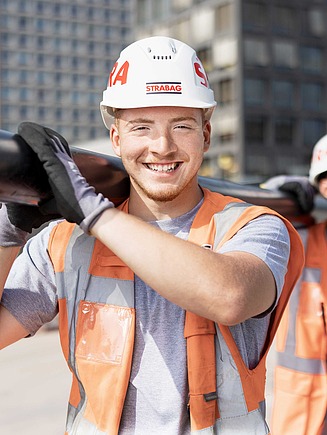 Bagger und andere Baumaschinen auf einer Baustelle