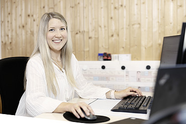 Foto Bürokauffrau am IT-Arbeitsplatz