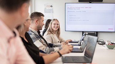 Foto zwei Mitarbeiter überprüfen Rohrleitungen