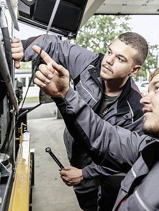 Foto zwei Mitarbeiter vor technischem Gerät