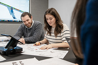 Foto zwei Mitarbeiter überprüfen Rohrleitungen