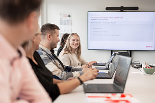 Foto zwei Mitarbeiter überprüfen Rohrleitungen