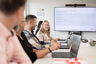 Foto zwei Mitarbeiter überprüfen Rohrleitungen