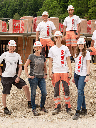 Foto zwei Bauarbeiter beim Einschlagen eines Holzpflocks