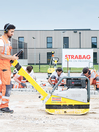 Bild eines Lehrlings auf der Baustelle mit seinem Kollegen